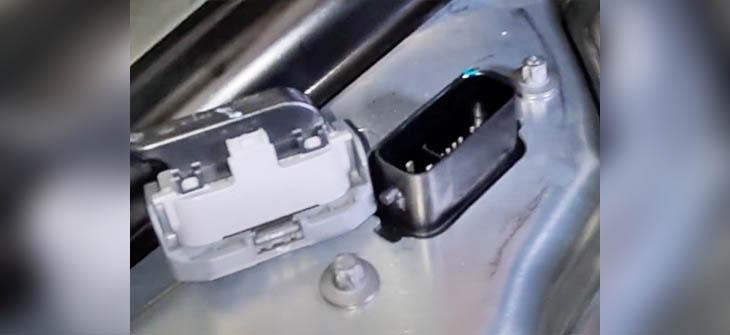 Tesla car battery un plug switch